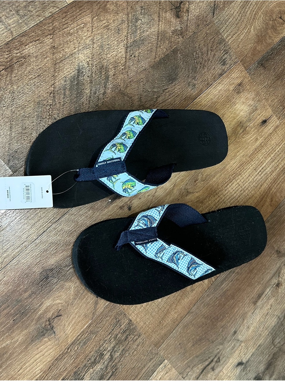 Mens Simply Southern Black Flip Flops Fish Print Straps Sz XL New w/tags